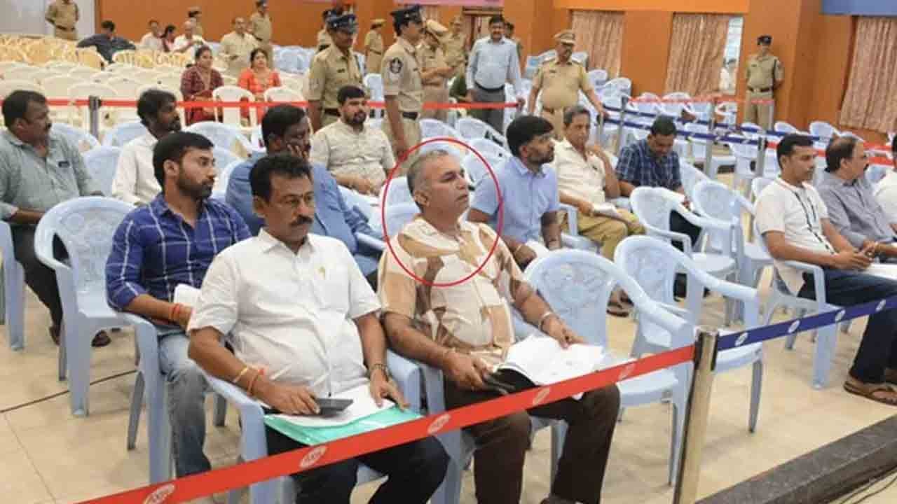 Liquor Shops | ఏపీలో 155 లిక్కర్ షాపులకు ఢిల్లీ వ్యాపారి దరఖాస్తు.. కానీ తగిలింది ఆరు మాత్రమే..! Liquor Shops | ఏపీలో 155 లిక్కర్ షాపులకు ఢిల్లీ వ్యాపారి దరఖాస్తు.. కానీ తగిలింది ఆరు మాత్రమే..!