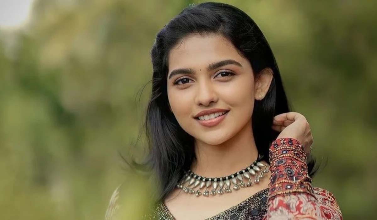 Mamitha Baiju | లక్కీ ఛాన్స్ కొట్టేసినా మమిత బైజు.. విజయ్ దళపతి ఆఖరి మూవీలో హీరోయిన్ ‘ప్రేమలు’ బ్యూటీ.. Mamitha Baiju | లక్కీ ఛాన్స్ కొట్టేసినా మమిత బైజు.. విజయ్ దళపతి ఆఖరి మూవీలో హీరోయిన్ ‘ప్రేమలు’ బ్యూటీ..