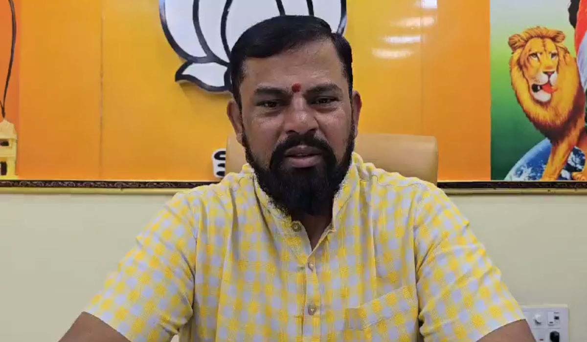 Raja Singh | ఆఫీస్ టేబుల్ ఎవరు సాఫ్ చేస్తే వాళ్ళకి పెద్ద పోస్టులు.. కిషన్ రెడ్డిపై రాజాసింగ్ ఫైర్ ! Raja Singh | ఆఫీస్ టేబుల్ ఎవరు సాఫ్ చేస్తే వాళ్ళకి పెద్ద పోస్టులు.. కిషన్ రెడ్డిపై రాజాసింగ్ ఫైర్ !