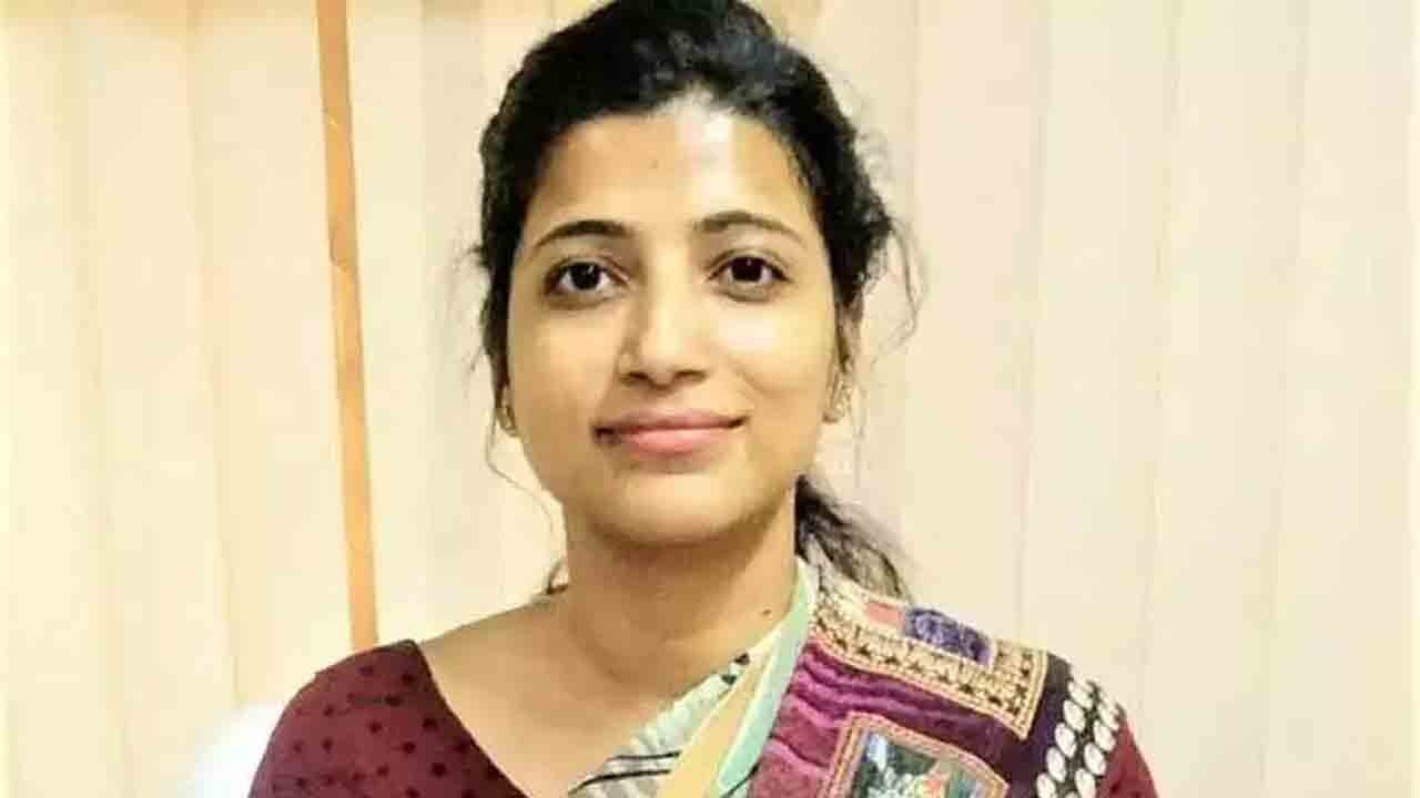 IAS Amrapali | రేవంత్ రెడ్డికి భారీ షాక్.. ఆమ్రపాలిని ఏపీ కేటాయిస్తూ కేంద్రం ఉత్తర్వులు IAS Amrapali | రేవంత్ రెడ్డికి భారీ షాక్.. ఆమ్రపాలిని ఏపీ కేటాయిస్తూ కేంద్రం ఉత్తర్వులు