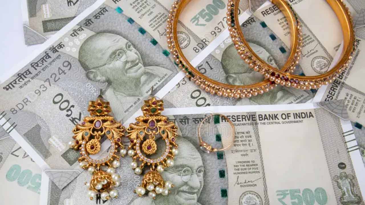 Vastu Tips | బెడ్ కింద డబ్బులు, బంగారం దాచుతున్నారా..? అయితే దరిద్రం వెంటాడినట్టే..! Vastu Tips | బెడ్ కింద డబ్బులు, బంగారం దాచుతున్నారా..? అయితే దరిద్రం వెంటాడినట్టే..!