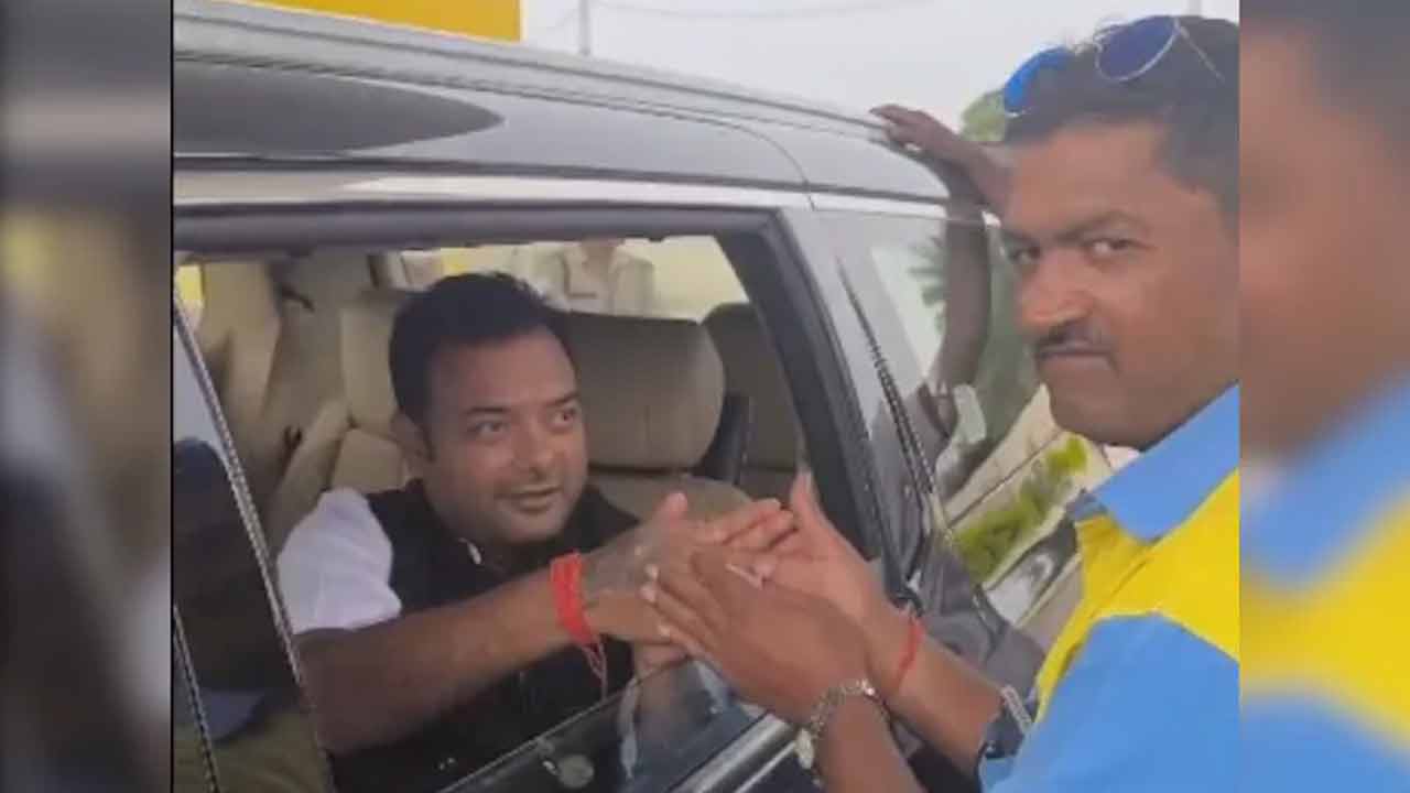 BJP MLA | మీకు ఓటేసినందుకు నాకు పిల్లను చూడండి.. బీజేపీ ఎమ్మెల్యేను కోరిన పెట్రోల్ బంక్ సిబ్బంది.. BJP MLA | మీకు ఓటేసినందుకు నాకు పిల్లను చూడండి.. బీజేపీ ఎమ్మెల్యేను కోరిన పెట్రోల్ బంక్ సిబ్బంది..