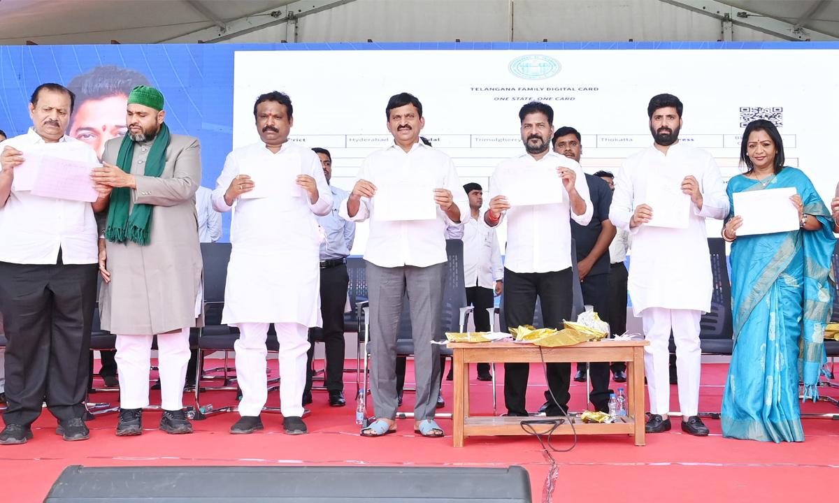 CM Revanth Reddy । వారి ఫామ్హౌస్లను కాపాడుకోవడానికే పేదలను అడ్డం పెట్టుకుంటున్న బీఆరెస్ నేతలు CM Revanth Reddy । వారి ఫామ్హౌస్లను కాపాడుకోవడానికే పేదలను అడ్డం పెట్టుకుంటున్న బీఆరెస్ నేతలు