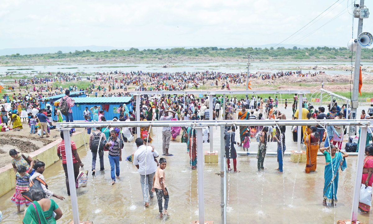 Godavari Pushkaralu । గోదావరి పుష్కరాలకు కేంద్రం నుంచి ఏపీకి వంద కోట్లు.. తెలంగాణకు ఎన్ని కోట్లో తెలుసా? Godavari Pushkaralu । గోదావరి పుష్కరాలకు కేంద్రం నుంచి ఏపీకి వంద కోట్లు.. తెలంగాణకు ఎన్ని కోట్లో తెలుసా?