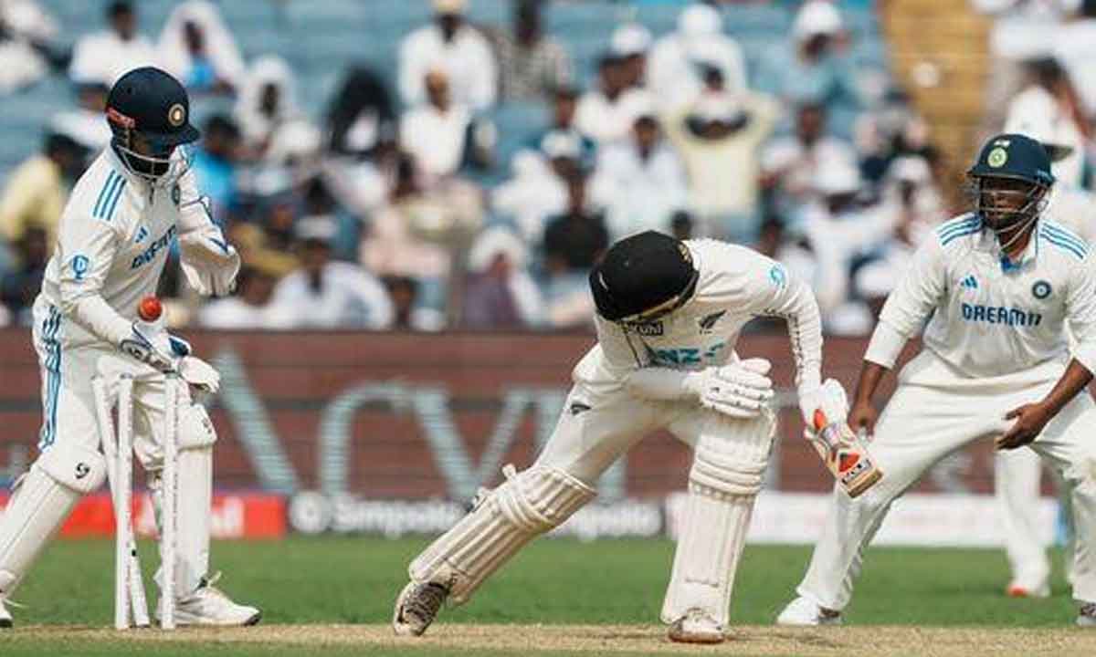 IND vs NZ| కివీస్ బ్యాట్స్మెన్స్ని ముప్పు తిప్పలు పెట్టిన వాషింగ్టన్..ఏకంగా ఏడు వికెట్లు తీసిన స్పిన్నర్ IND vs NZ| కివీస్ బ్యాట్స్మెన్స్ని ముప్పు తిప్పలు పెట్టిన వాషింగ్టన్..ఏకంగా ఏడు వికెట్లు తీసిన స్పిన్నర్