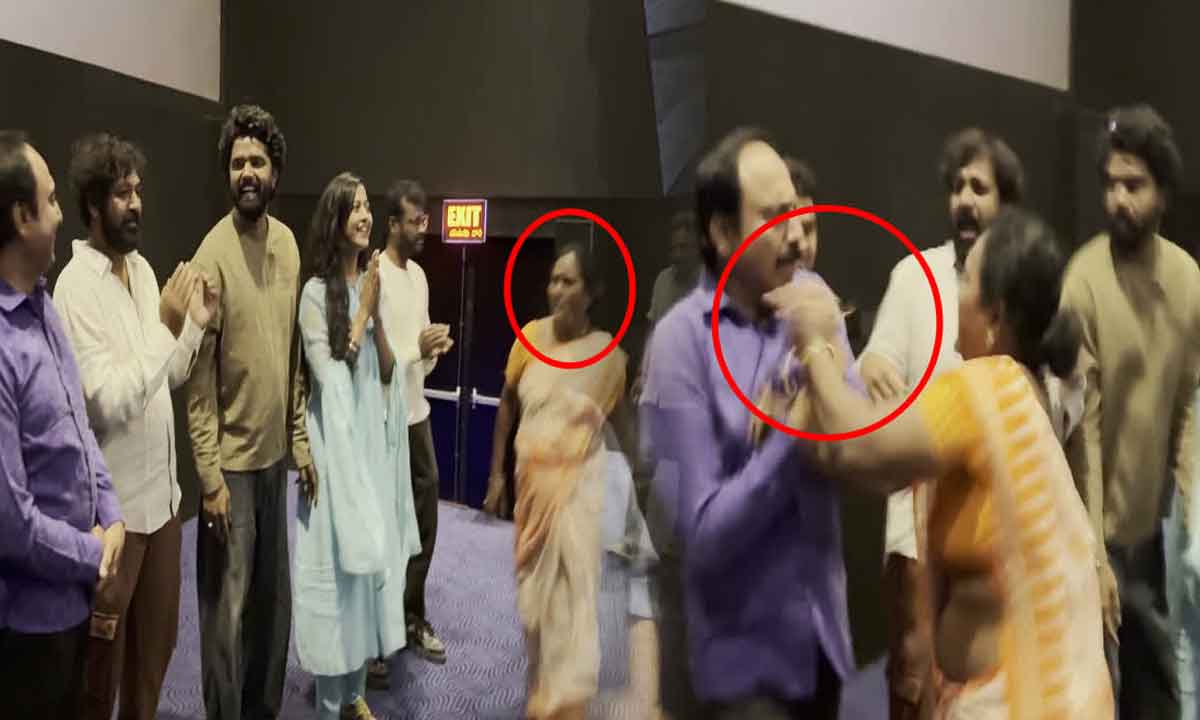Love Reddy|ఆడియన్స్లో నుండి వచ్చి నటుడిని చితక్కొట్టిన మహిళ.. ఎందుకో తెలిస్తే షాకవుతారు..! Love Reddy|ఆడియన్స్లో నుండి వచ్చి నటుడిని చితక్కొట్టిన మహిళ.. ఎందుకో తెలిస్తే షాకవుతారు..!
