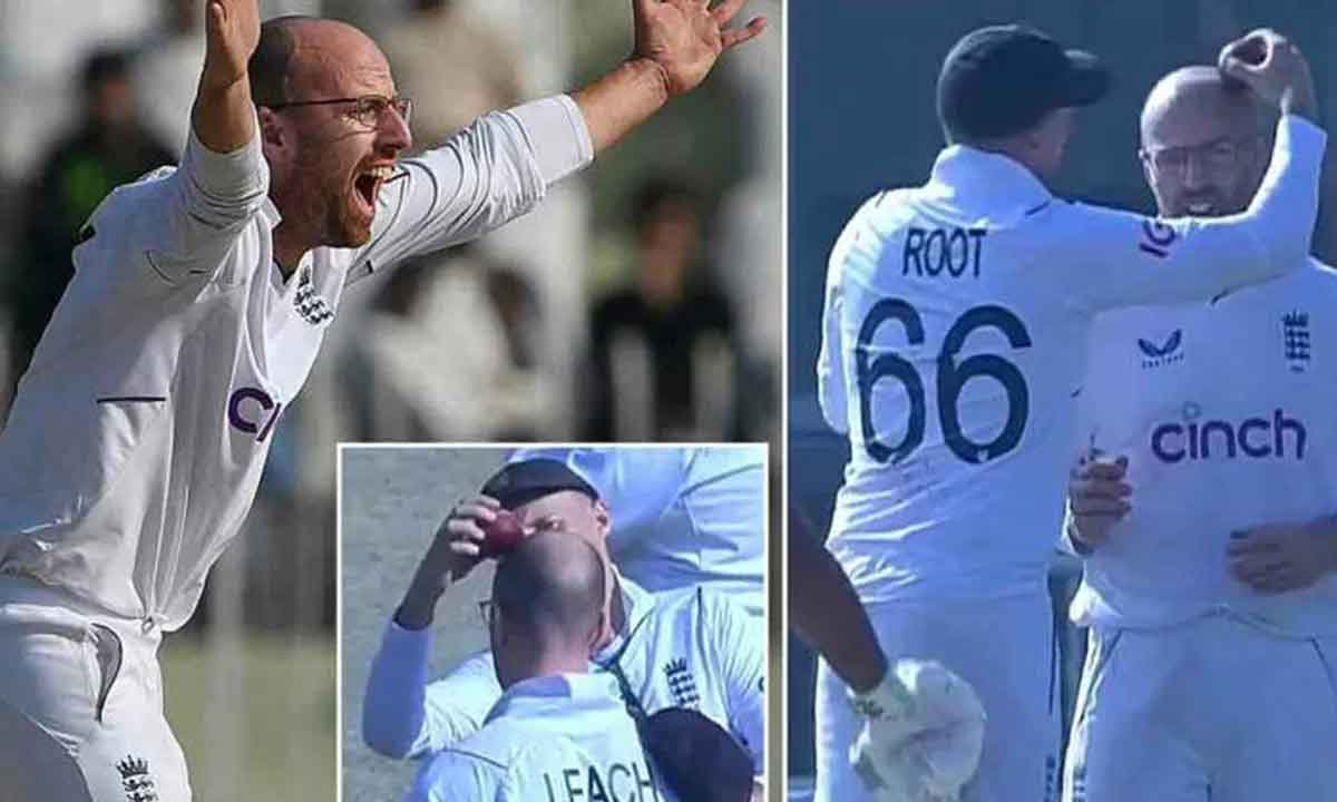 ENG vs PAK| బంతి షైనింగ్ కోసం బౌలర్ బట్టతలపై బాల్ని రుద్దిన స్టార్ క్రికెటర్.. వీడియో వైరల్ ENG vs PAK| బంతి షైనింగ్ కోసం బౌలర్ బట్టతలపై బాల్ని రుద్దిన స్టార్ క్రికెటర్.. వీడియో వైరల్