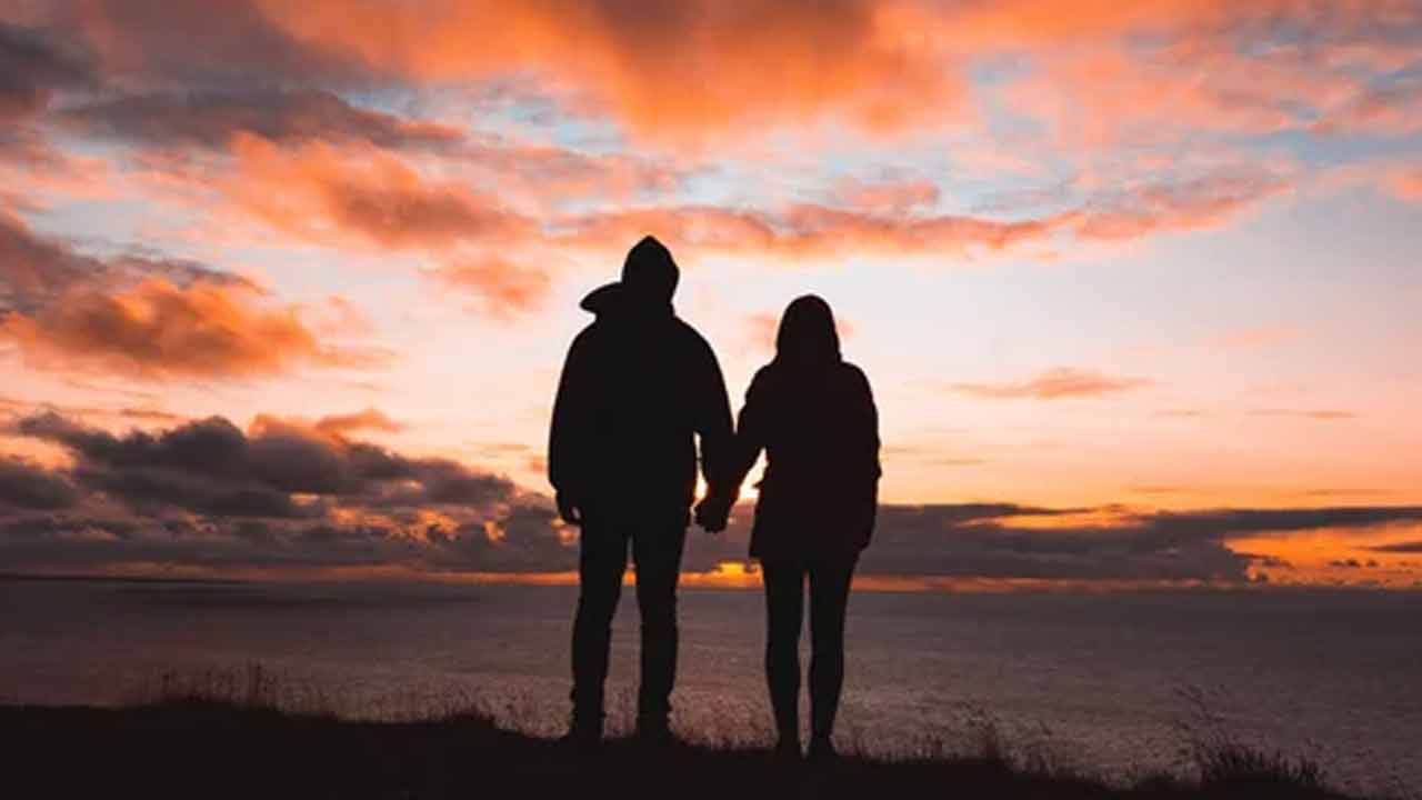 Love Story | ట్యాక్సీ డ్రైవర్ ‘లవ్’ కోసం.. లండన్ నుంచి హైదరాబాద్కు చేరుకున్న ఓ ‘వివాహిత’ కథ ఇదీ.. Love Story | ట్యాక్సీ డ్రైవర్ ‘లవ్’ కోసం.. లండన్ నుంచి హైదరాబాద్కు చేరుకున్న ఓ ‘వివాహిత’ కథ ఇదీ..
