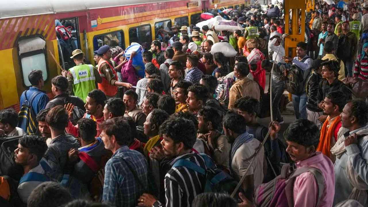 Train Journey | దీపావళికి రైలు ప్రయాణం చేస్తున్నారా..? ఈ వస్తువులతో పట్టుబడితే జైలు శిక్ష తప్పదు..!! Train Journey | దీపావళికి రైలు ప్రయాణం చేస్తున్నారా..? ఈ వస్తువులతో పట్టుబడితే జైలు శిక్ష తప్పదు..!!