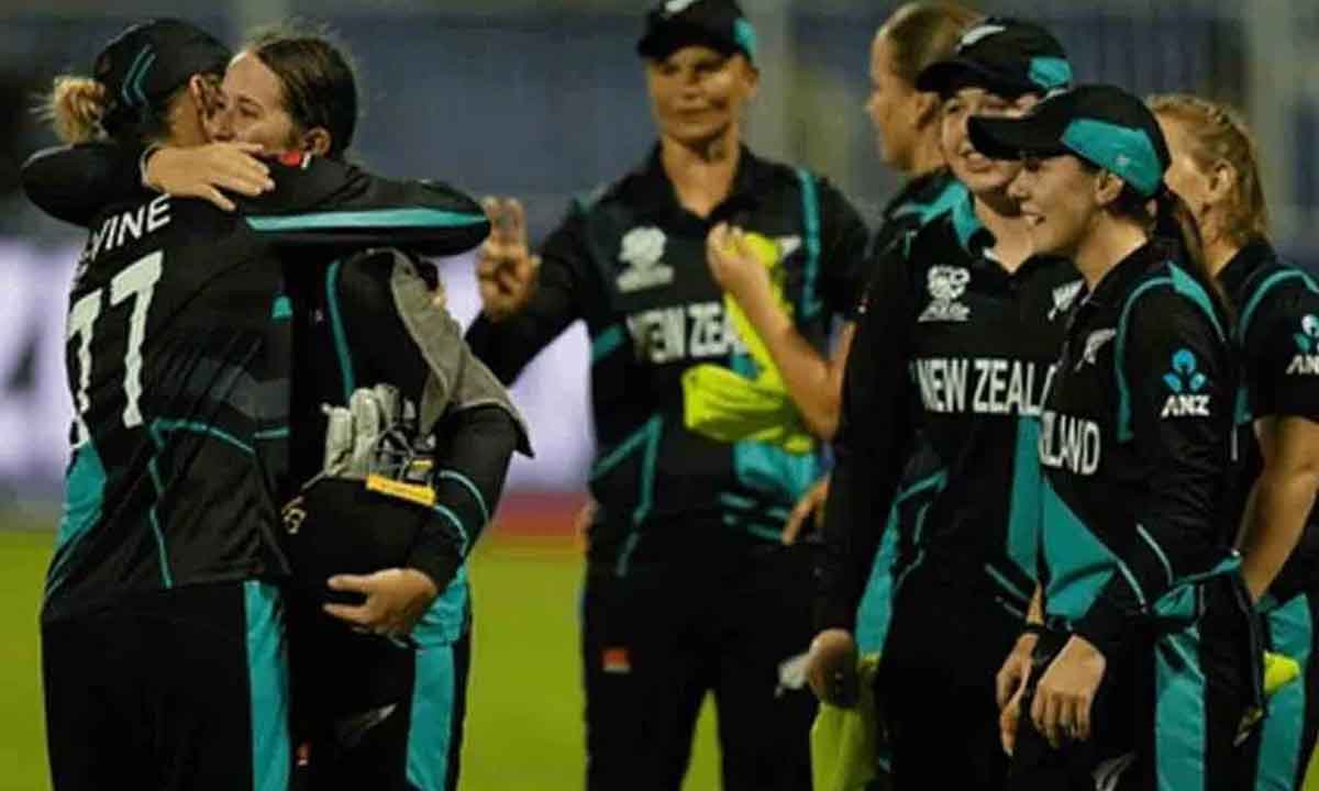 NZ vs WI|ఉత్కంఠ పోరులో విండీస్పై నెగ్గి ఫైనల్కి చేరిన కివీస్ .. చివరి ఫైట్లో సాతాఫ్రికాతో ఢీ NZ vs WI|ఉత్కంఠ పోరులో విండీస్పై నెగ్గి ఫైనల్కి చేరిన కివీస్ .. చివరి ఫైట్లో సాతాఫ్రికాతో ఢీ