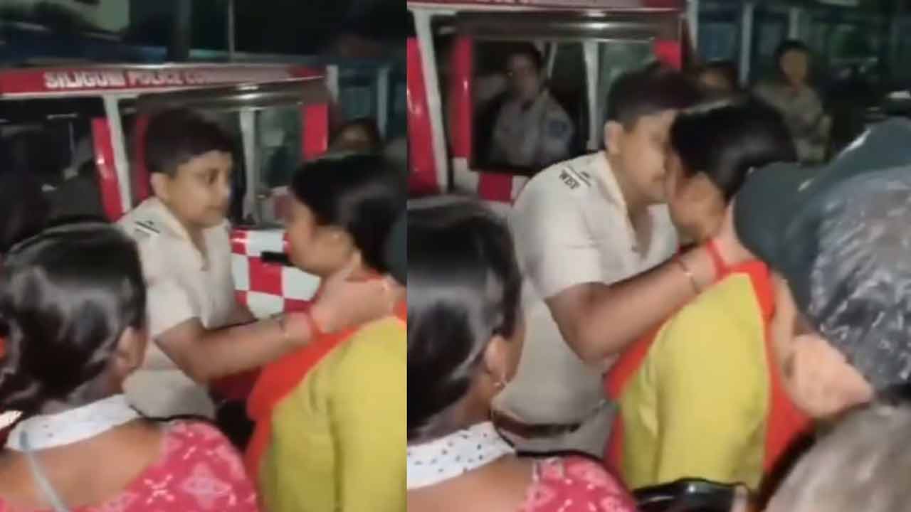 Woman Police | మద్యం మత్తులో మహిళకు పోలీసు ఆఫీసర్ లిప్ కిస్.. వీడియో Woman Police | మద్యం మత్తులో మహిళకు పోలీసు ఆఫీసర్ లిప్ కిస్.. వీడియో