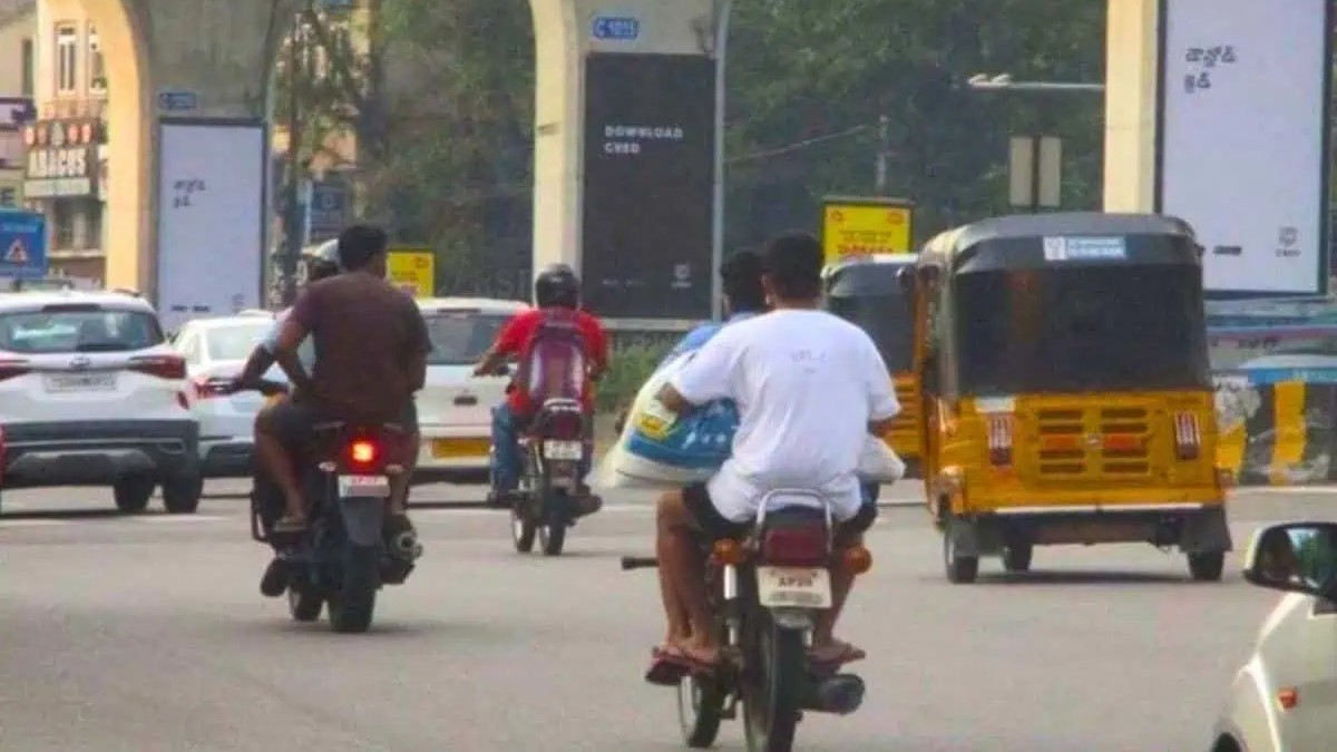 Traffic Rules | హైదరాబాద్లో ఇక నుంచి హెల్మెట్ తప్పనిసరి.. జర జాగ్రత్త..! Traffic Rules | హైదరాబాద్లో ఇక నుంచి హెల్మెట్ తప్పనిసరి.. జర జాగ్రత్త..!