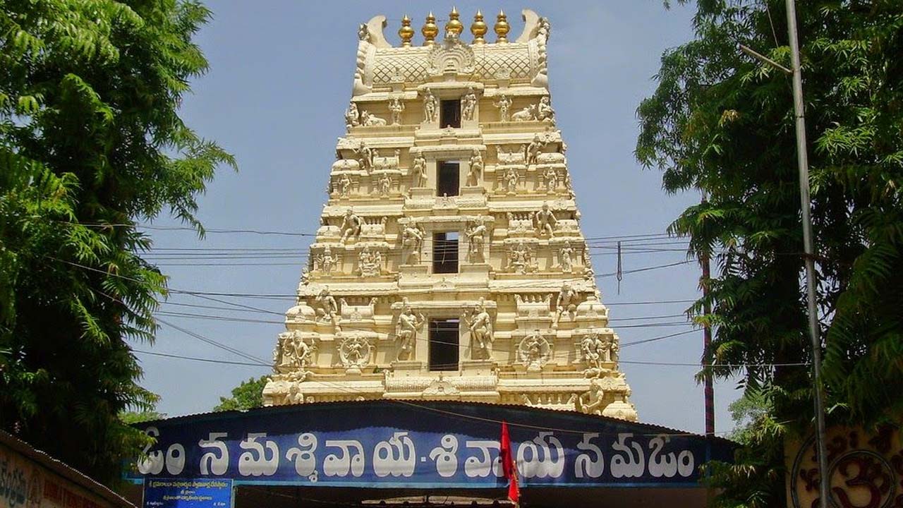 Srisailam | శ్రీశైల క్షేత్రంలో మొదలైన కార్తీక మాసోత్సవాలు.. అభిషేకాలు, స్పర్శ దర్శనాలను నిలిపివేత..! Srisailam | శ్రీశైల క్షేత్రంలో మొదలైన కార్తీక మాసోత్సవాలు.. అభిషేకాలు, స్పర్శ దర్శనాలను నిలిపివేత..!