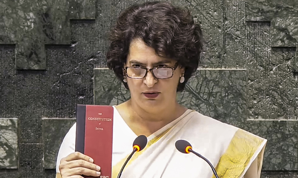 Priyanka Gandhi । కేరళ సంప్రదాయ చీరె.. చేతిలో రాజ్యాంగంతో ఎంపీగా ప్రియాంక ప్రమాణం Priyanka Gandhi । కేరళ సంప్రదాయ చీరె.. చేతిలో రాజ్యాంగంతో ఎంపీగా ప్రియాంక ప్రమాణం