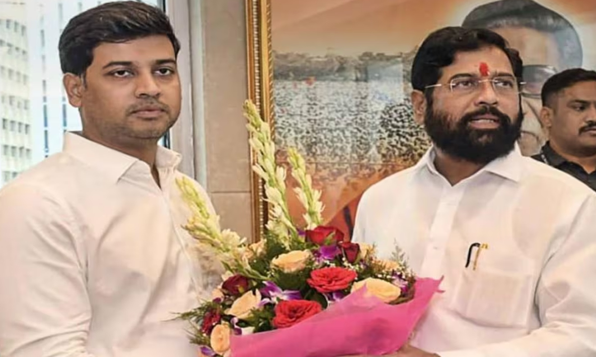 Shrikant Shinde । కొడుకు డిప్యూటీ సీఎం పదవి కోసం ఏక్నాథ్ షిండే పట్టు.. డిమాండ్ల లిస్టు పెద్దదే! Shrikant Shinde । కొడుకు డిప్యూటీ సీఎం పదవి కోసం ఏక్నాథ్ షిండే పట్టు.. డిమాండ్ల లిస్టు పెద్దదే!