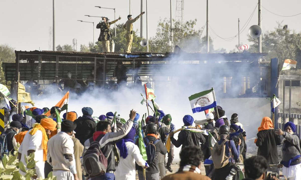 Farmers Protest । శంభు సరిహద్దు వద్ద అన్నదాతలపై బాష్పవాయుగోళాలు Farmers Protest । శంభు సరిహద్దు వద్ద అన్నదాతలపై బాష్పవాయుగోళాలు