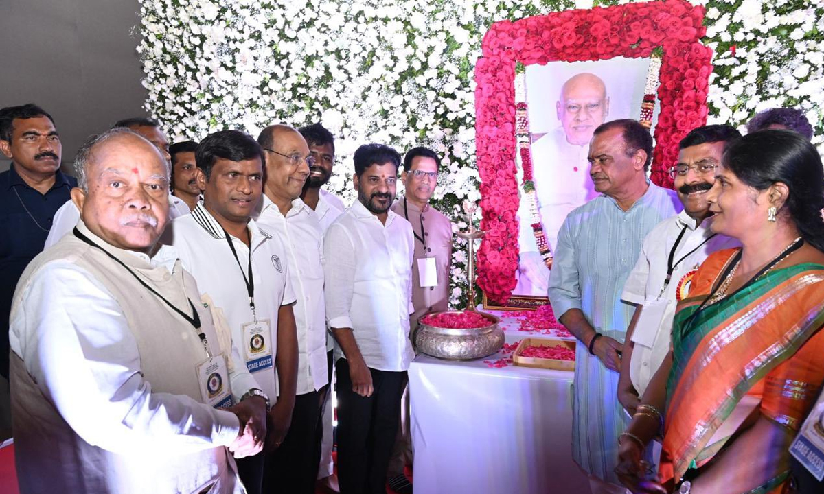 Former CM Rosaiah । ఆర్యవైశ్యులు తెలంగాణ బ్రాండ్ అంబాసిడర్లు కావాలి : ముఖ్యమంత్రి రేవంత్ రెడ్డి Former CM Rosaiah । ఆర్యవైశ్యులు తెలంగాణ బ్రాండ్ అంబాసిడర్లు కావాలి : ముఖ్యమంత్రి రేవంత్ రెడ్డి