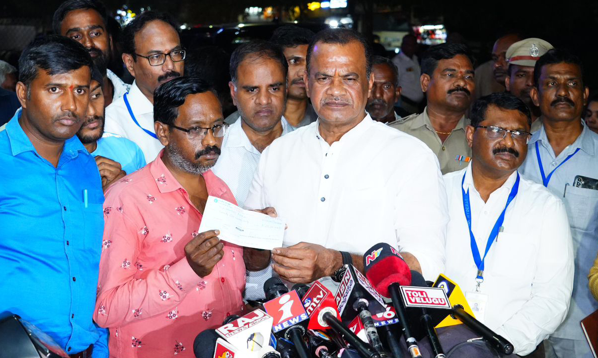 Pushpa 2 Victim । పర్మిషన్ లేకుండా సినిమా వాళ్లు బయటకు రావద్దన్న మంత్రి కోమటిరెడ్డి వెంకటరెడ్డి.. తేజ్ తండ్రికి రూ.25 లక్షల చెక్ Pushpa 2 Victim । పర్మిషన్ లేకుండా సినిమా వాళ్లు బయటకు రావద్దన్న మంత్రి కోమటిరెడ్డి వెంకటరెడ్డి.. తేజ్ తండ్రికి రూ.25 లక్షల చెక్
