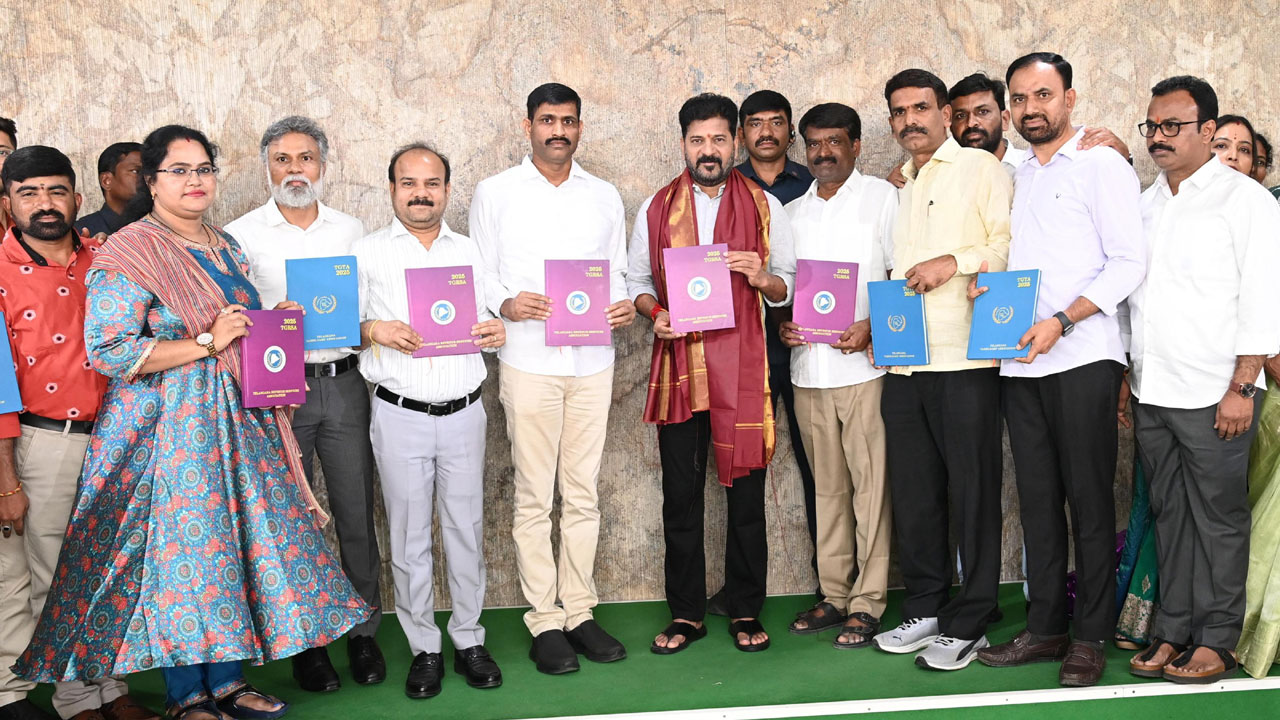 Bhu Bharathi: భూభారతితో.. అందుబాటులోకి రెవెన్యూ సేవలు Bhu Bharathi: భూభారతితో.. అందుబాటులోకి రెవెన్యూ సేవలు