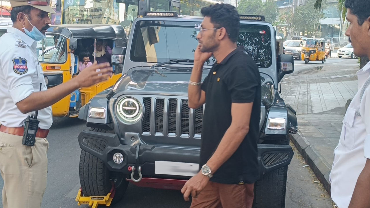 Hyderabad: నా కారు ఆపడానికి ఎన్ని గుండెలు.. 2నిమిషాల్లో ట్రాన్స్ఫర్ చేయిస్తా! పంజాగుట్టలో కారు ఓనర్ హల్చల్ Hyderabad: నా కారు ఆపడానికి ఎన్ని గుండెలు.. 2నిమిషాల్లో ట్రాన్స్ఫర్ చేయిస్తా! పంజాగుట్టలో కారు ఓనర్ హల్చల్