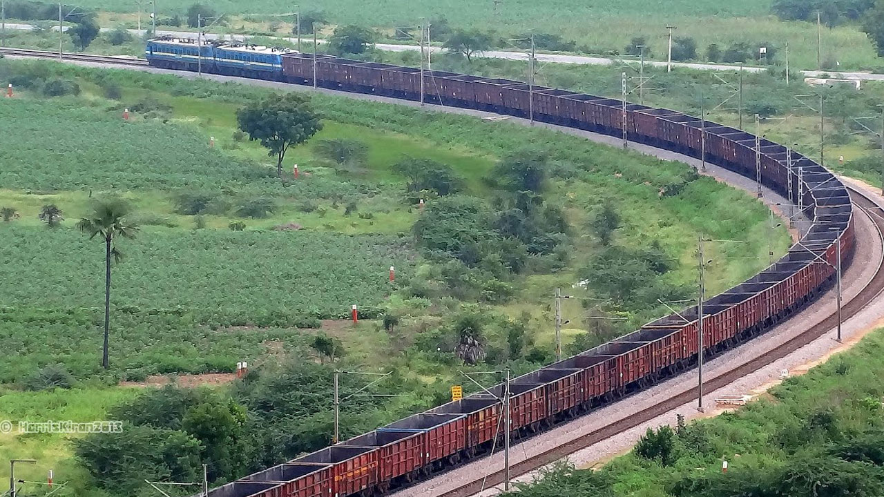 Train: స్టేషన్ దాటడానికే గంట.. ప్రపంచంలో పొడవైన ట్రైన్! ఎక్కడ ఉందంటే Train: స్టేషన్ దాటడానికే గంట.. ప్రపంచంలో పొడవైన ట్రైన్! ఎక్కడ ఉందంటే
