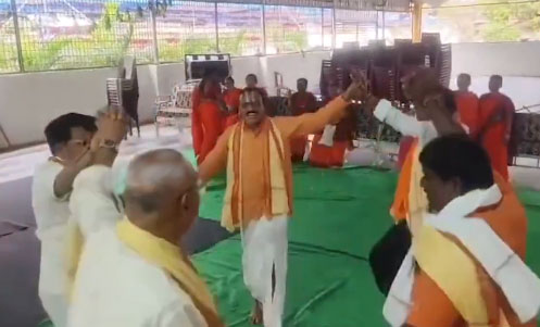 Karimnagar: శ్రీవారి బ్రహ్మోత్సవాలు.. ప్రైవేటు పాటలతో చిందులు Karimnagar: శ్రీవారి బ్రహ్మోత్సవాలు.. ప్రైవేటు పాటలతో చిందులు