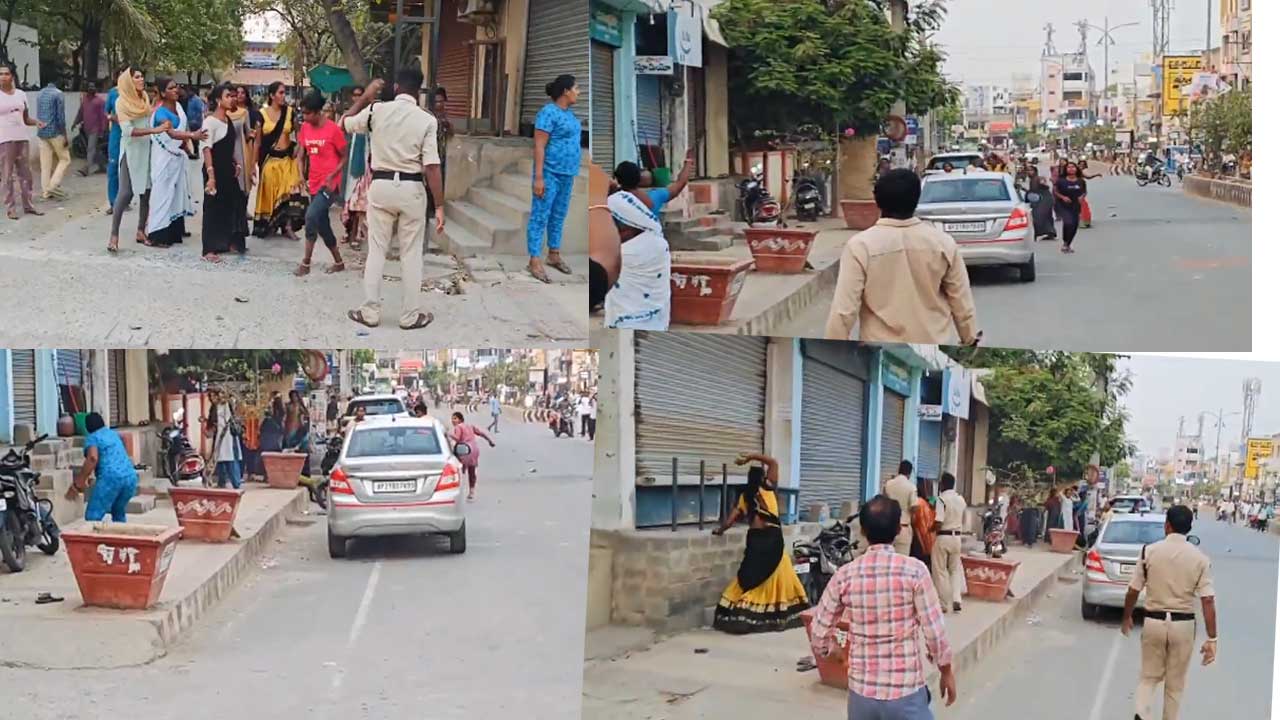 Nandyala: నంద్యాల.. నడిరోడ్డుపై హిజ్రాల గ్యాంగ్ బీభత్సం! Nandyala: నంద్యాల.. నడిరోడ్డుపై హిజ్రాల గ్యాంగ్ బీభత్సం!