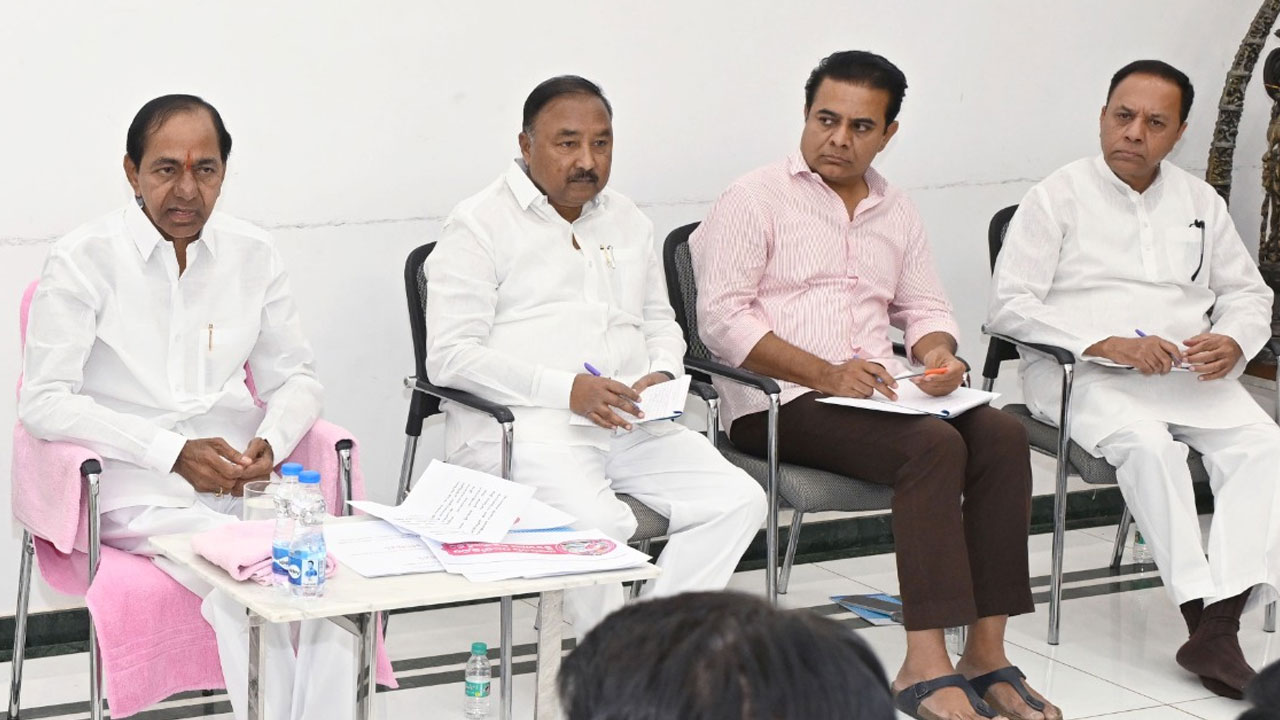 KCR ఫామ్ హౌస్లో.. BRS రజతోత్సవాల సన్నాహాక భేటీ KCR ఫామ్ హౌస్లో.. BRS రజతోత్సవాల సన్నాహాక భేటీ