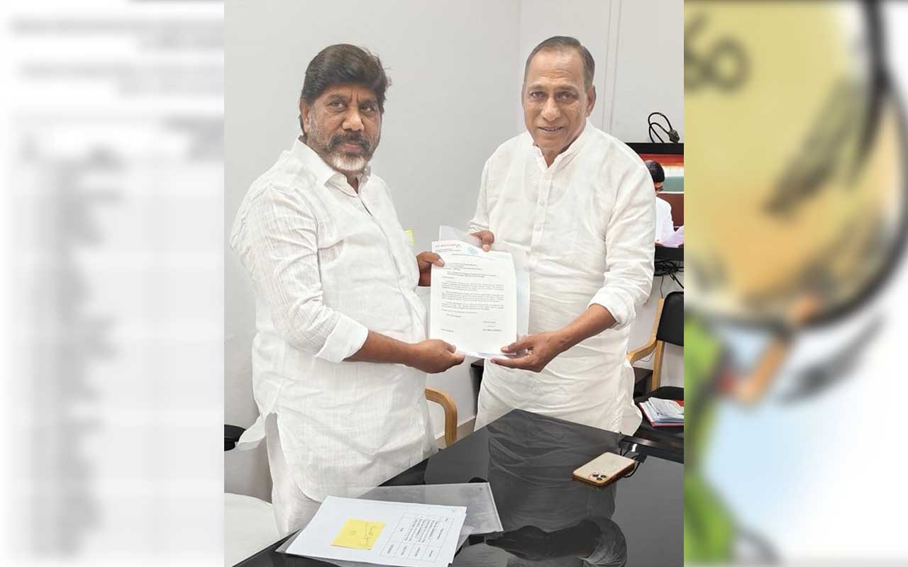 Former Minister Malla Reddy: రాష్ట్రంలో ఆ రెండు కుటుంబాలదే హవా!: మాజీ మంత్రి మల్లారెడ్డి Former Minister Malla Reddy: రాష్ట్రంలో ఆ రెండు కుటుంబాలదే హవా!: మాజీ మంత్రి మల్లారెడ్డి