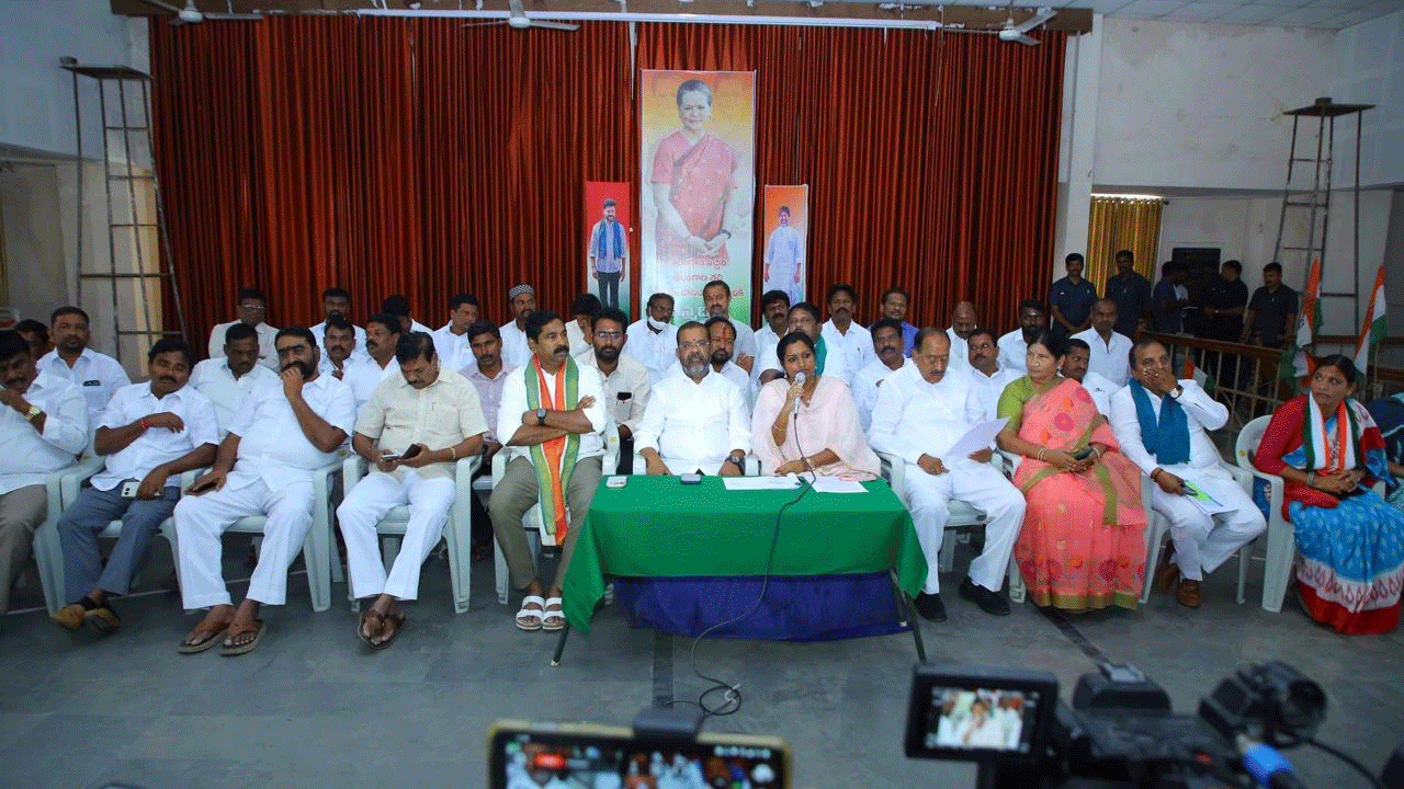 Warangal: ఎయిర్ పోర్టు తాము తెచ్చామని BRS చెప్పుకొవడం సిగ్గు చేటు Warangal: ఎయిర్ పోర్టు తాము తెచ్చామని BRS చెప్పుకొవడం సిగ్గు చేటు