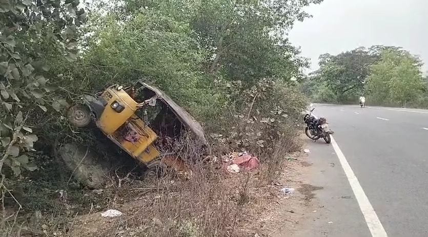 Warangal: ఆటో ట్రాలీ, లారీ ఢీ.. ఒకరు మృతి, ఐదుగురి పరిస్థితి విషమం! Warangal: ఆటో ట్రాలీ, లారీ ఢీ.. ఒకరు మృతి, ఐదుగురి పరిస్థితి విషమం!