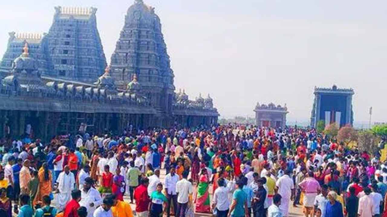 Spirituality | గర్భాలయంలో దేవుడిని దర్శించుకునేటప్పుడు కళ్లు మూయాలా..? వద్దా..? Spirituality | గర్భాలయంలో దేవుడిని దర్శించుకునేటప్పుడు కళ్లు మూయాలా..? వద్దా..?