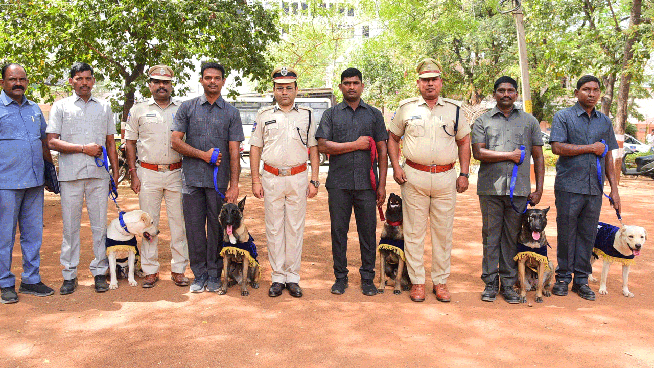 Warangal: డాగ్ స్వ్కాడ్లోకి.. కొత్త జాగిలాలు! నామకరణం Warangal: డాగ్ స్వ్కాడ్లోకి.. కొత్త జాగిలాలు! నామకరణం