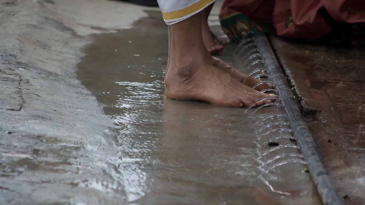 Temples | గుడి నుంచి ఇంటికి వచ్చాక కాళ్లు కడుక్కోవచ్చా..? Temples | గుడి నుంచి ఇంటికి వచ్చాక కాళ్లు కడుక్కోవచ్చా..?