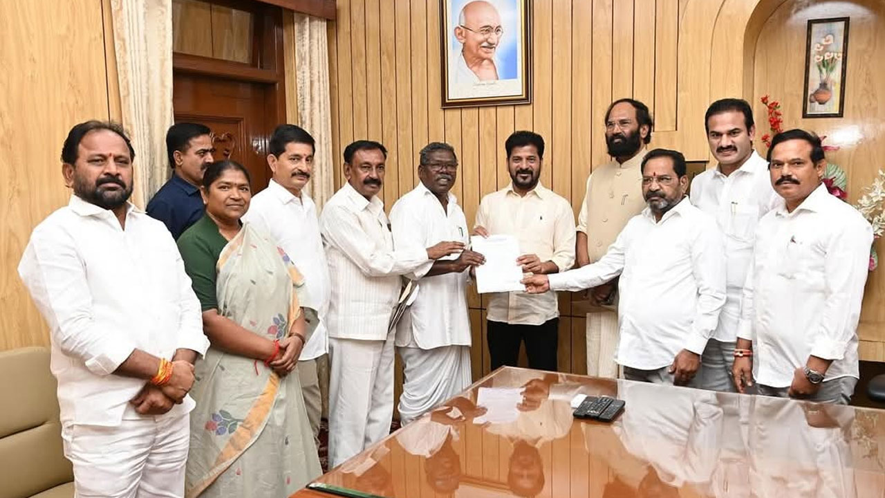 సీఎం రేవంత్ రెడ్డిని కలిసిన.. మాజీ ఎమ్మెల్యే గుమ్మడి నర్సయ్య! సీఎం రేవంత్ రెడ్డిని కలిసిన.. మాజీ ఎమ్మెల్యే గుమ్మడి నర్సయ్య!