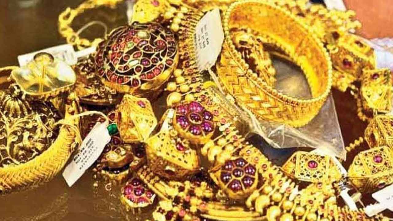 Gold Rates | భగ్గుమంటున్న బంగారం ధరలు.. హైదరాబాద్లో కొత్త ధరలు ఇలా..! Gold Rates | భగ్గుమంటున్న బంగారం ధరలు.. హైదరాబాద్లో కొత్త ధరలు ఇలా..!