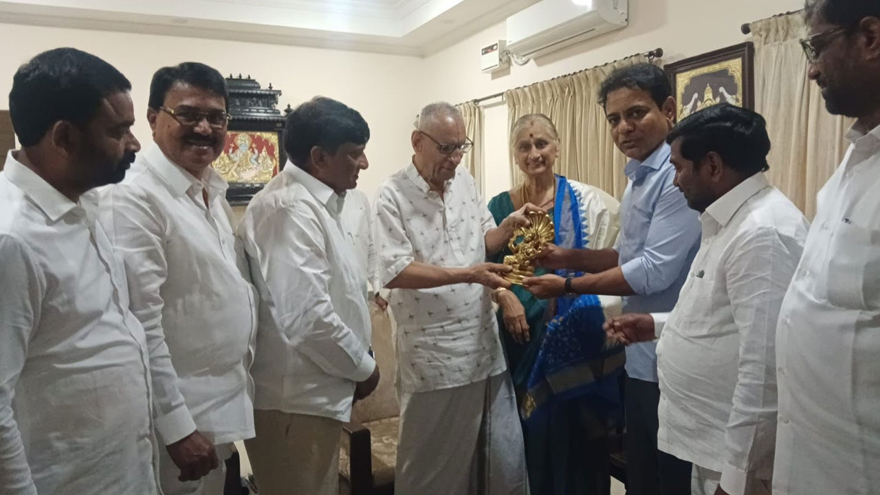 మాజీ గవర్నర్.. నరసింహన్ దంపతులను కలిసిన కేటీఆర్ మాజీ గవర్నర్.. నరసింహన్ దంపతులను కలిసిన కేటీఆర్