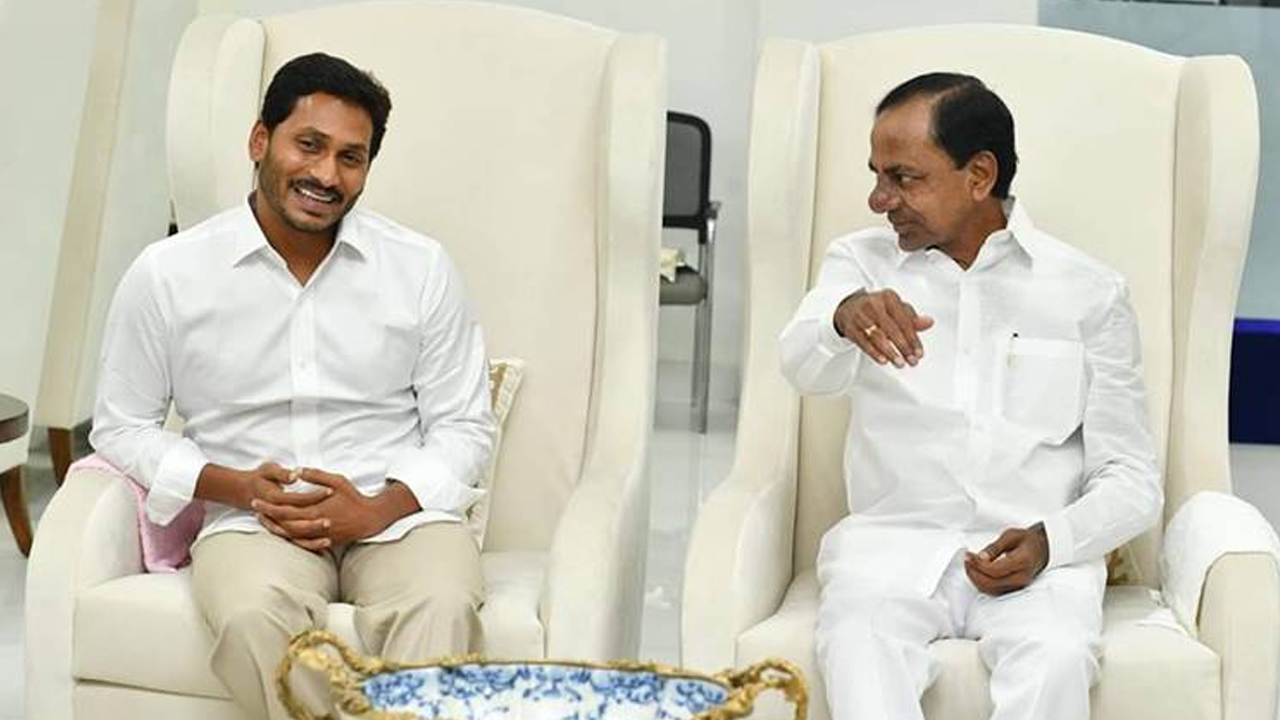 KCR And Jagan | సరిపోయారు ఇద్దరూ.. సాగుతుంది మీకలా..! KCR And Jagan | సరిపోయారు ఇద్దరూ.. సాగుతుంది మీకలా..!