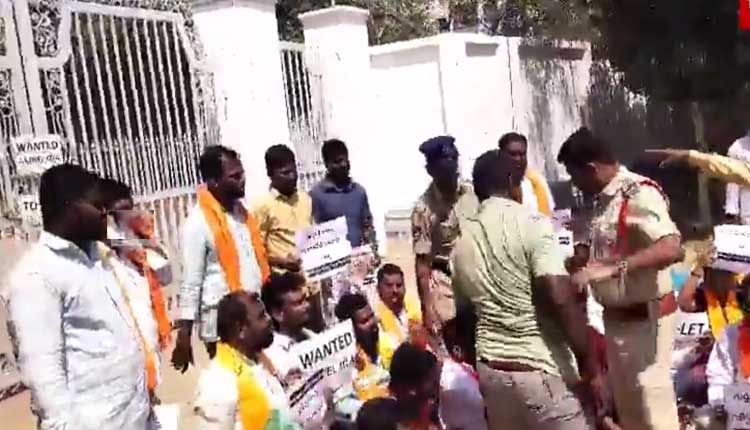 KCR కనిపించడం లేదు.. ఆచూకీ చెప్పండి! గజ్వేల్లో నిరసన, ధర్నా KCR కనిపించడం లేదు.. ఆచూకీ చెప్పండి! గజ్వేల్లో నిరసన, ధర్నా