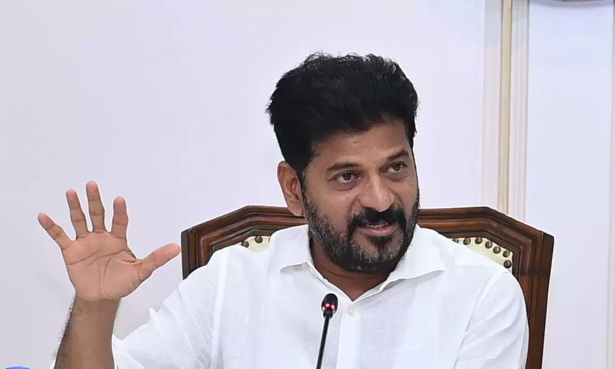 HCU భూ వివాదం.. ఫేక్ వీడియోలపై కోర్టుకు: సీఎం రేవంత్ రెడ్డి HCU భూ వివాదం.. ఫేక్ వీడియోలపై కోర్టుకు: సీఎం రేవంత్ రెడ్డి