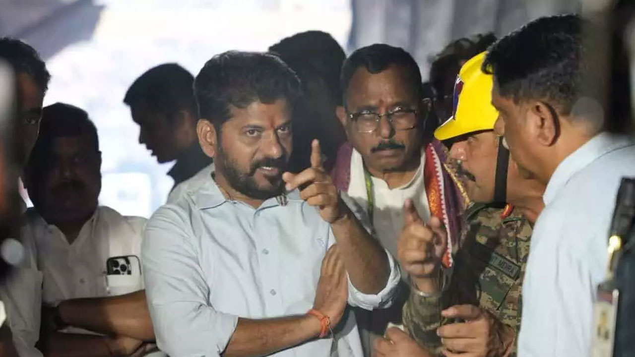 CM Revanth Reddy: టన్నెల్ ప్రమాద కుటుంబాలను ఆదుకుంటాం.. ప్రాజెక్టు పూర్తి చేస్తాం CM Revanth Reddy: టన్నెల్ ప్రమాద కుటుంబాలను ఆదుకుంటాం.. ప్రాజెక్టు పూర్తి చేస్తాం