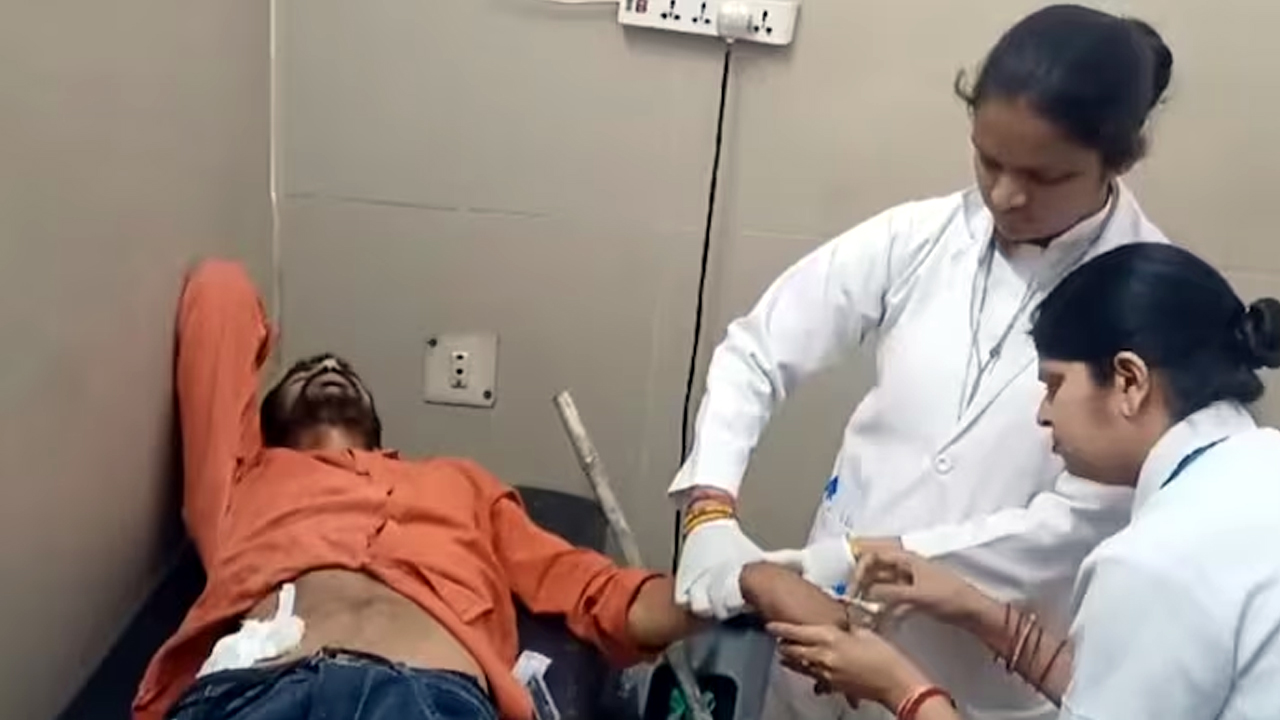 Self Surgery: యూట్యూబ్ వీడియోలు చూసి తనకు తాను శస్త్రచికిత్స.. కట్ చేస్తే! Self Surgery: యూట్యూబ్ వీడియోలు చూసి తనకు తాను శస్త్రచికిత్స.. కట్ చేస్తే!