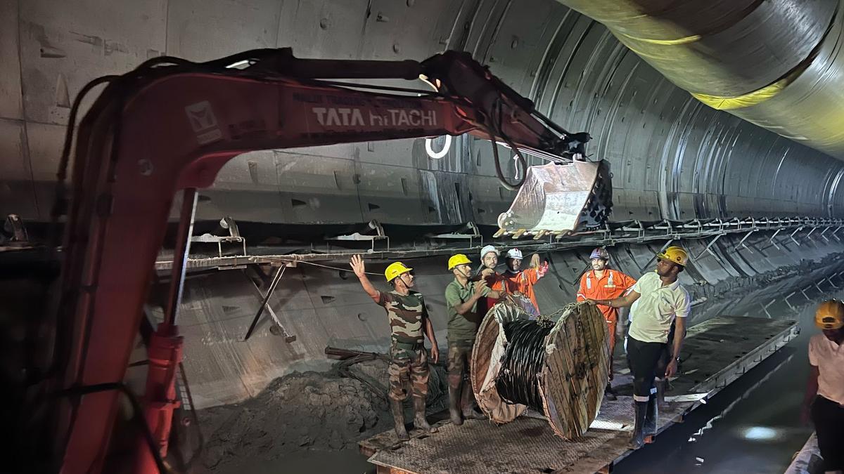 Slbc Tunnel: ముగ్గురి మృతదేహాలు గుర్తింపు.. మార్చురీకి తరలింపు Slbc Tunnel: ముగ్గురి మృతదేహాలు గుర్తింపు.. మార్చురీకి తరలింపు