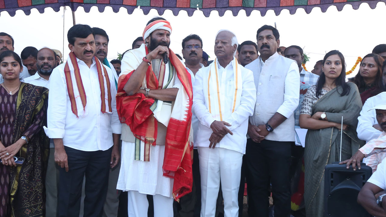 రాష్ట్రంలోని.. అన్ని పెండింగ్ ప్రాజెక్టులు పూర్తి చేస్తాం రాష్ట్రంలోని.. అన్ని పెండింగ్ ప్రాజెక్టులు పూర్తి చేస్తాం