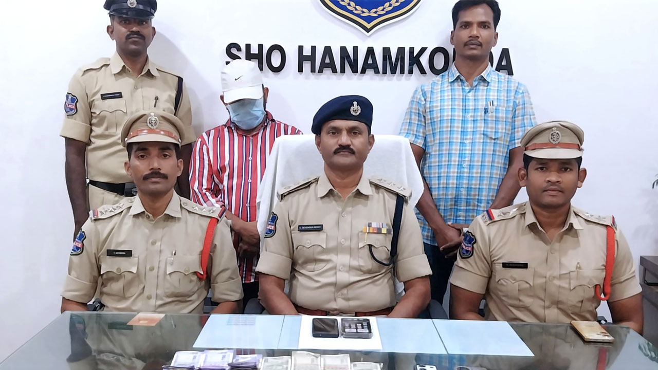 Warangal: ప్రభుత్వ ఉద్యోగాలిప్పిస్తానని డబ్బు, బంగారం స్వాహా! నిందితుడి అరెస్టు Warangal: ప్రభుత్వ ఉద్యోగాలిప్పిస్తానని డబ్బు, బంగారం స్వాహా! నిందితుడి అరెస్టు
