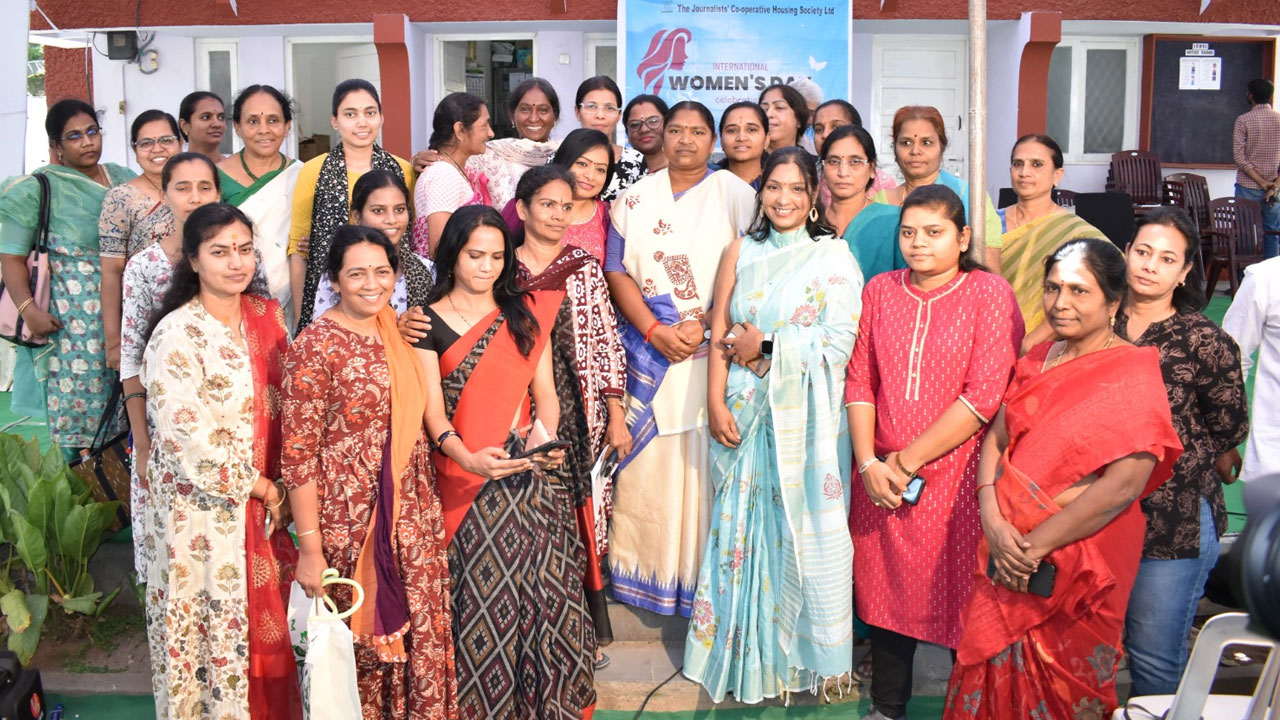 Seethakka: మహిళలకు గుర్తింపునిచ్చేలా.. సమాజంలో మార్పు అవసరం Seethakka: మహిళలకు గుర్తింపునిచ్చేలా.. సమాజంలో మార్పు అవసరం