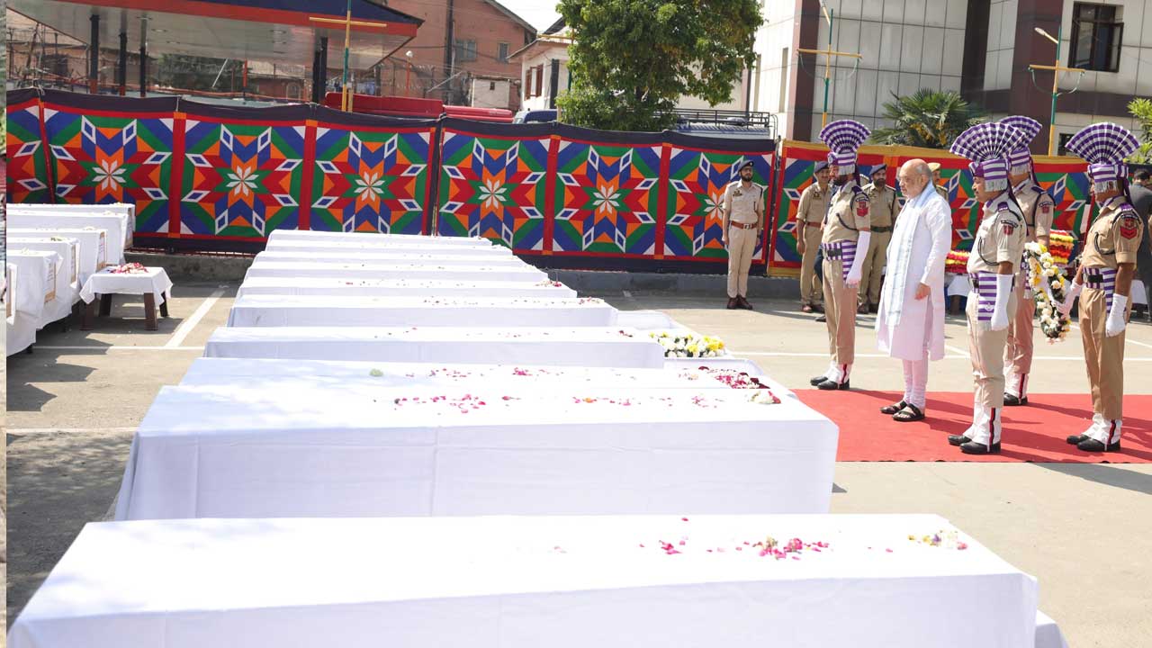 Pahalgam Terror Attack: ఉగ్రదాడి మృతులకు అమిత్ షా నివాళులు..సమీక్షలు Pahalgam Terror Attack: ఉగ్రదాడి మృతులకు అమిత్ షా నివాళులు..సమీక్షలు