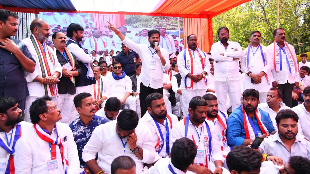 CM REVANTH REDDY: ఎర్ర కోటపై జెండా ఎగురవేస్తాం.. రిజర్వేషన్లు సాధించుకుంటాం CM REVANTH REDDY: ఎర్ర కోటపై జెండా ఎగురవేస్తాం.. రిజర్వేషన్లు సాధించుకుంటాం