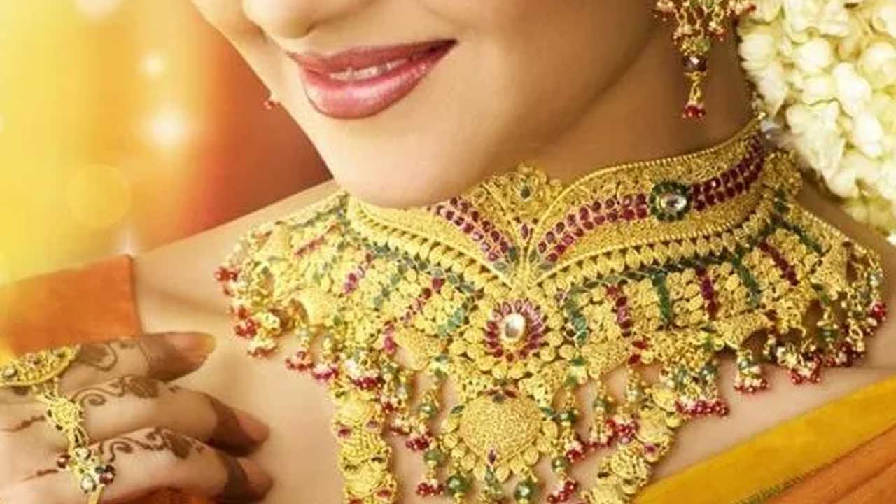 Gold Rates: దిగొచ్చిన పసిడి ధరలు ! Gold Rates: దిగొచ్చిన పసిడి ధరలు !