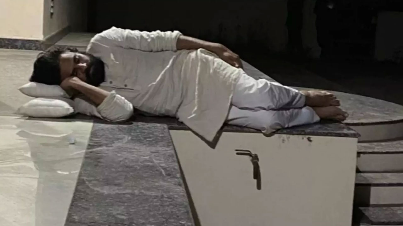 Floor Sleep: నేలపై పడుకుంటే ఇన్ని లాభాలా.. తెలిస్తే బెడ్ జోలికే వెళ్లరు Floor Sleep: నేలపై పడుకుంటే ఇన్ని లాభాలా.. తెలిస్తే బెడ్ జోలికే వెళ్లరు